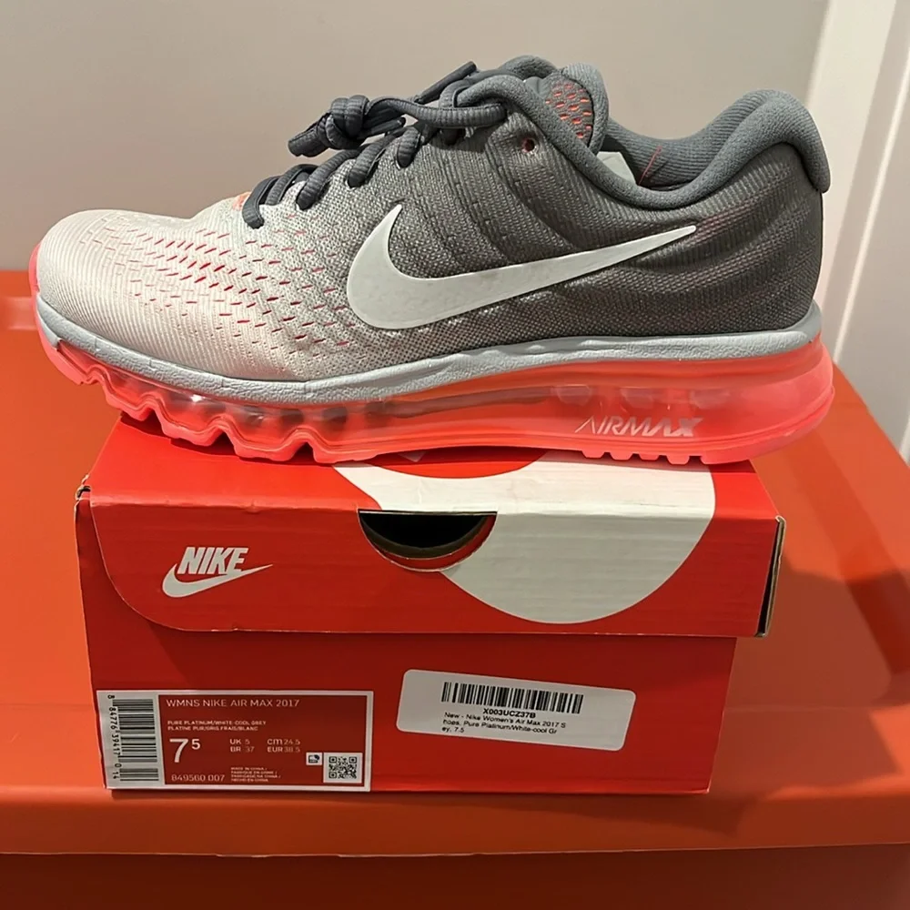 Nike womens 7.5 Air Max 2017